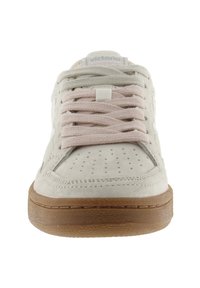 Zapatillas de ante blancas con cordones rosas, caja de dedo perforada y suela de goma marrón. Presentan un logo en la lengüeta y suela texturizada.