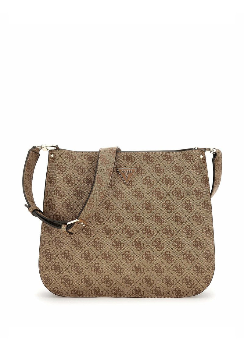 Sac à main synthétique marron avec motif de logo, présentant une forme plate, une bandoulière réglable et des accents en métal.