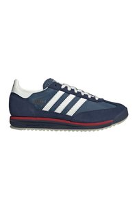 Ανδρικό ναυτικό μπλε παπούτσι Adidas SL 72 με λευκές ρίγες, λευκή ταμπελίτσα στο τακούνι, λευκά κορδόνια και κόκκινη σόλα με λεπτομέρειες.