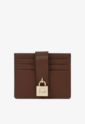 Bruine leren kaartenhouder met zes vakken en een centrale band met een gouden sluiting in de vorm van een hangslot met gegraveerd logo.
