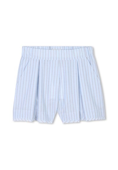 Shorts bleu clair avec des rayures verticales fines, présentant un design plissé et des poches latérales, fabriqués en tissu léger.