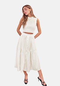 Cupshe BREEZY TEXTURED SMOCKING BUTTON SET - Gonna a campana - white