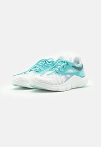 Scarpe atletiche leggere in bianco e turchese. Presentano una tomaia in rete, suola ammortizzata e lacci piatti. Progettate per comfort e traspirabilità.