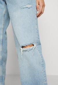 Gina Tricot Petite 90S LOW WAIST - Calças de ganga de corte relaxado - light blue