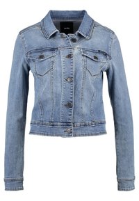 Světlomodrá džínsová bunda s dlouhými rukávy, zapínáním na knoflíky, náprsními kapsami a mírně zkráceným střihem. Obsahuje odřeniny a švy.
