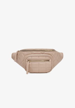 Beige quiltet læder bælletaske med to lynlåslommer og guldfarvet lynlåshardware.