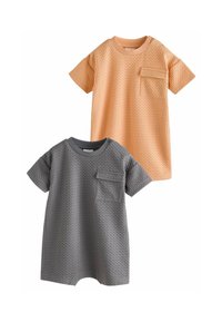 Zwei kurzärmelige Kleinkind-T-Shirts, eines in strukturiertem Orange und das andere in Grau, beide mit einer aufgenähten Brusttasche und rundem Ausschnitt.
