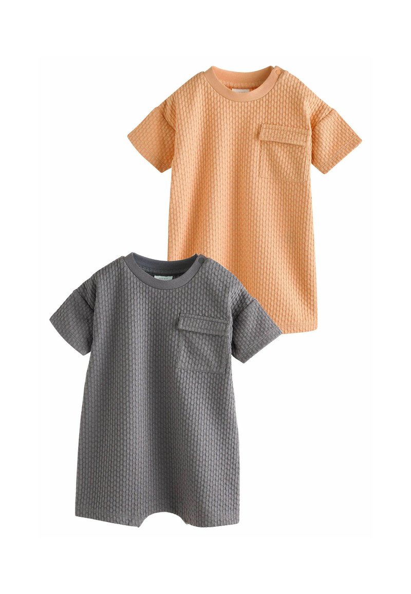 Zwei kurzärmelige Kleinkind-T-Shirts, eines in strukturiertem Orange und das andere in Grau, beide mit einer aufgenähten Brusttasche und rundem Ausschnitt.