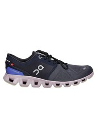 Chaussure de course noire et marine avec logo blanc, lacets noirs, accent bleu au talon et semelle rose clair avec des parties évidées.