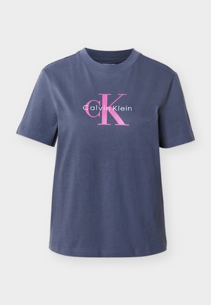 Marineblå bomulds-T-shirt med korte ærmer, med en stor lyserød og hvid Calvin Klein-logo på tværs af brystet. Rund halsudskæring.