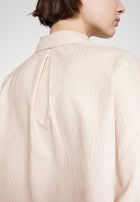 Another-Label KALAL PLISSE SHIRT - Overhemdblouse - sandshell