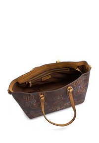 Bruine totebag met een geprint uiterlijk, met een ruime binnenkant gevoerd met bruin stof; bevat dubbele schouderbanden en een ritsvak.