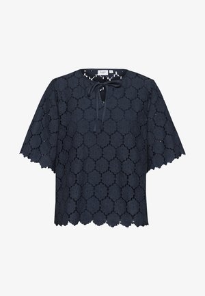 Top de encaje azul marino con un patrón floral, cuello redondo, mangas cortas y bordes ondulados. Incluye un lazo en el cuello para el cierre.