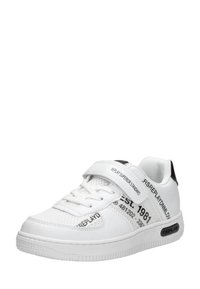 Witte sneaker met een gladde synthetische bovenkant, veters en klittenbandsluiting, zwarte accenten en bedrukte tekst op de zijkanten. Getextureerde zool.