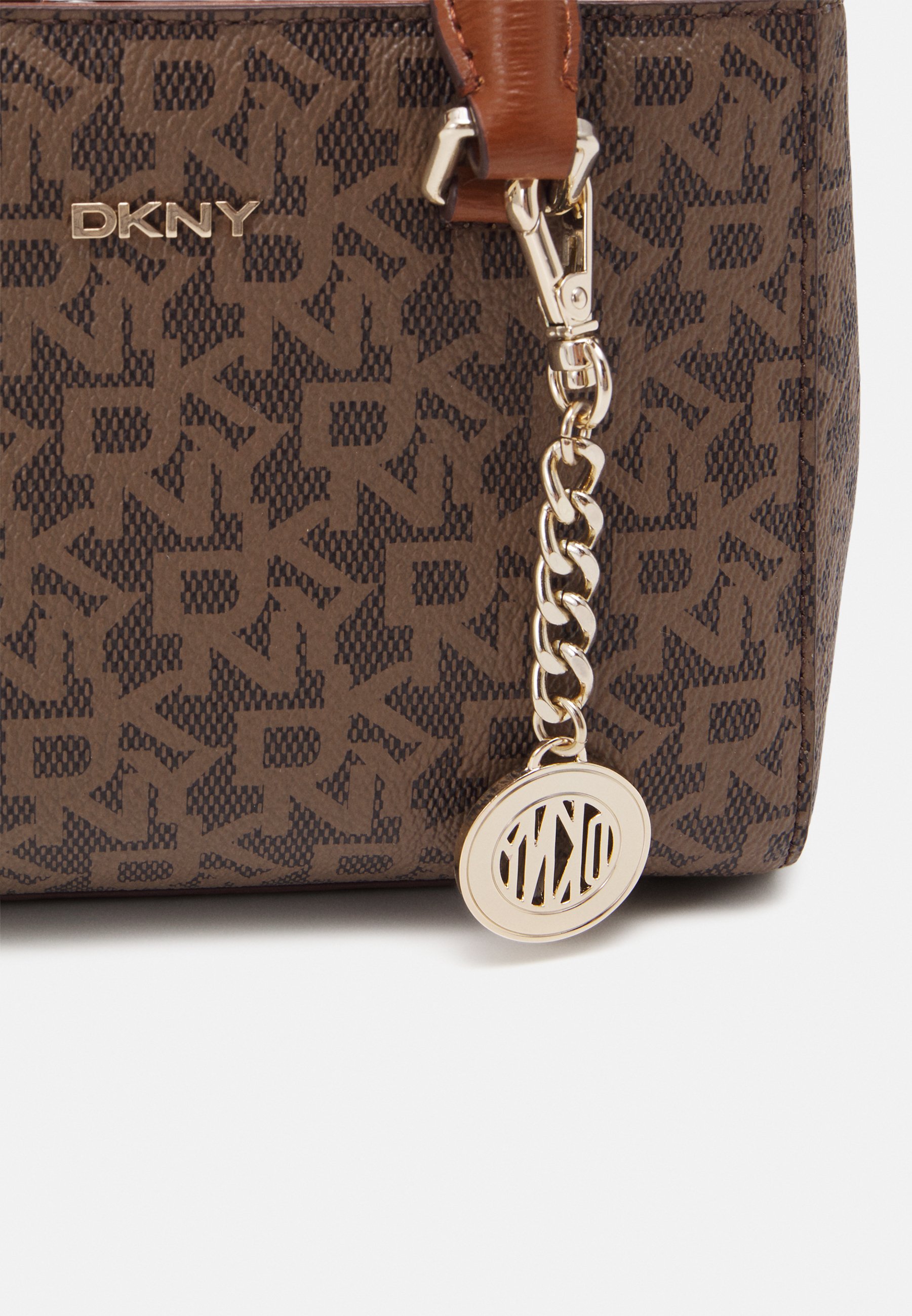 DKNY BRYANT SMALL SHOPPER COATED LOGO - Bolso de mano -  mocha/caramel/marrón - Zalando.es