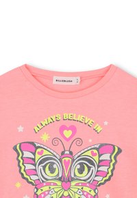 Rosa bomull t-skjorte med en sommerfugl grafikk med glitterdetaljer, hjerter og stjerner, rund hals, kort erm og avslappet passform.