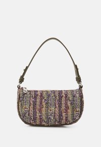 Flettet håndtaske i lilla, grønne og beige teksturerede fibre, med en slank olivengrøn rem og sølv hardware til lukning.