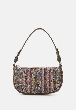Borsa intrecciata in fibre testurizzate viola, verde e beige, con una sottile tracolla verde oliva e una chiusura in metallo argentato.