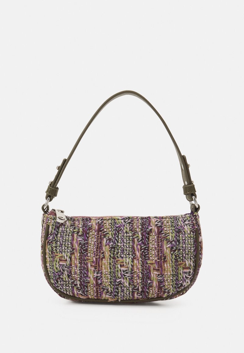 Proplétaná kabelka v fialové, zelené a béžové texturované vlákně, se štíhlým olivově zeleným popruhem a stříbrným kováním pro uzavření.