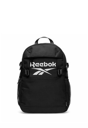 Schwarzer Reebok-Rucksack mit vorderer Reißverschlusstasche, seitlichen Netztaschen, verstellbaren Trägern und weißem Reebok-Logo auf der oberen Vorderseite.