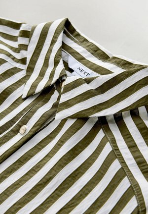 Proužkovaná košile s střídajícími se olivově zelenými a bílými pruhy, s límečkem na knoflíky a viditelnými stehmi. Štítek nese nápis "NEXT."