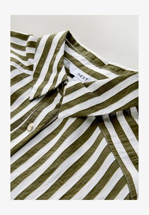 Csíkos ing váltakozó olívazöld és fehér csíkokkal, gombos gallérral és jól látható varrási részletekkel. A címke felirata: "NEXT."