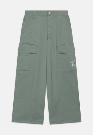 Pantaloni cargo verdi in tessuto di cotone, con una vestibilità comoda, due tasche laterali e un logo CK sulla gamba sinistra.