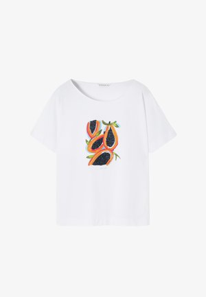 Hvid kortærmet t-shirt med et farverigt papaya-grafik og grønne blade. Blødt stof, afslappet pasform og rund udskæring.
