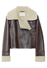 Brązowa skórzana kurtka z kremowym fałszywym kołnierzem i mankietami z barankowej skóry, zapinana na zamek, z dwoma bocznymi kieszeniami. Szczegóły obejmują srebrne elementy metalowe.