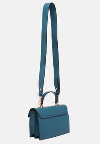 Sac à main en cuir bleu sarcelle avec un design structuré, une poignée supérieure et une bandoulière détachable. Caractéristiques : quincaillerie dorée et fermeture à rabat.