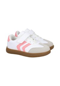 Zapatillas blancas con acentos rosas, que combinan cuero y ante. Cierre de velcro y cordones; suela de goma con un patrón texturizado.