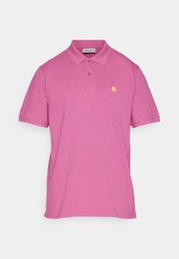 Camisa polo rosa de algodón, con una tapeta de tres botones y un pequeño logo amarillo en el lado izquierdo del pecho. Manga corta y corte clásico.