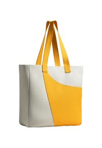 Tote bag gemaakt van duurzaam materiaal, met een geometrisch ontwerp in grijze en heldergele secties, en twee lange gele handvatten.