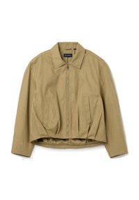 Chaqueta recortada de color caqui con cuello puntiagudo, cierre frontal y dos bolsillos laterales. El material parece suave con detalles de costura sutiles.
