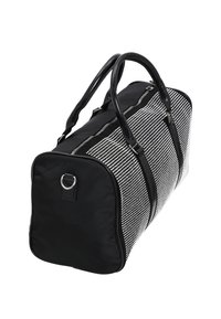 Borsa duffel nera con superficie texture, caratterizzata da un motivo a rete di punti bianchi, doppi manici neri e una chiusura a zip argentata.