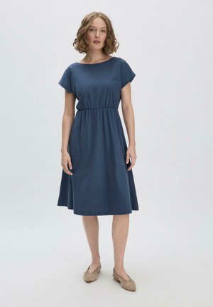 Robe bleu marine, à mi-longueur, fabriquée dans un tissu doux, avec des manches courtes et une taille élastique pour un ajustement décontracté.