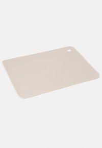 Centre de table en silicone antidérapant de couleur beige clair, de forme rectangulaire avec des coins arrondis, doté d'un petit trou dans un coin pour un rangement facile.