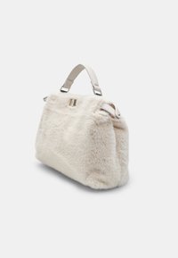 Borsa in pelliccia bianca con forma rettangolare, texture liscia e manici corti in pelle. I dettagli includono una chiusura in argento e cuciture decorative.