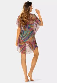 Przezroczysty, wielokolorowy kaftan z wirującymi wzorami w odcieniach fioletu, niebieskiego i pomarańczowego; luźny krój z szerokimi rękawami i długością do połowy uda.