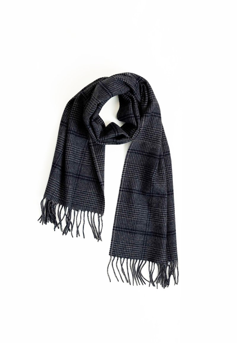 Bufanda gris oscuro con un patrón de cuadros, con bordes flecos, textura suave y forma rectangular, colgada de forma suelta.