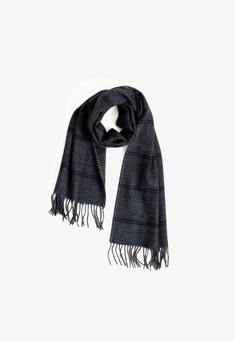 Bufanda gris oscuro con un patrón de cuadros, con bordes flecos, textura suave y forma rectangular, colgada de forma suelta.