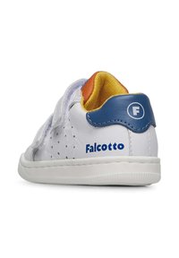 Sneaker bianco con accento blu sul tallone e logo, cinturini in Velcro, design perforato, rivestimento interno arancione a contrasto e suola in gomma.