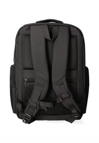 Zwarte rugzak met een gevoerde mesh achterkant, verstelbare schouderbanden, een voorvak en duurzame stof. Bevat gespen en een handvat voor het dragen.