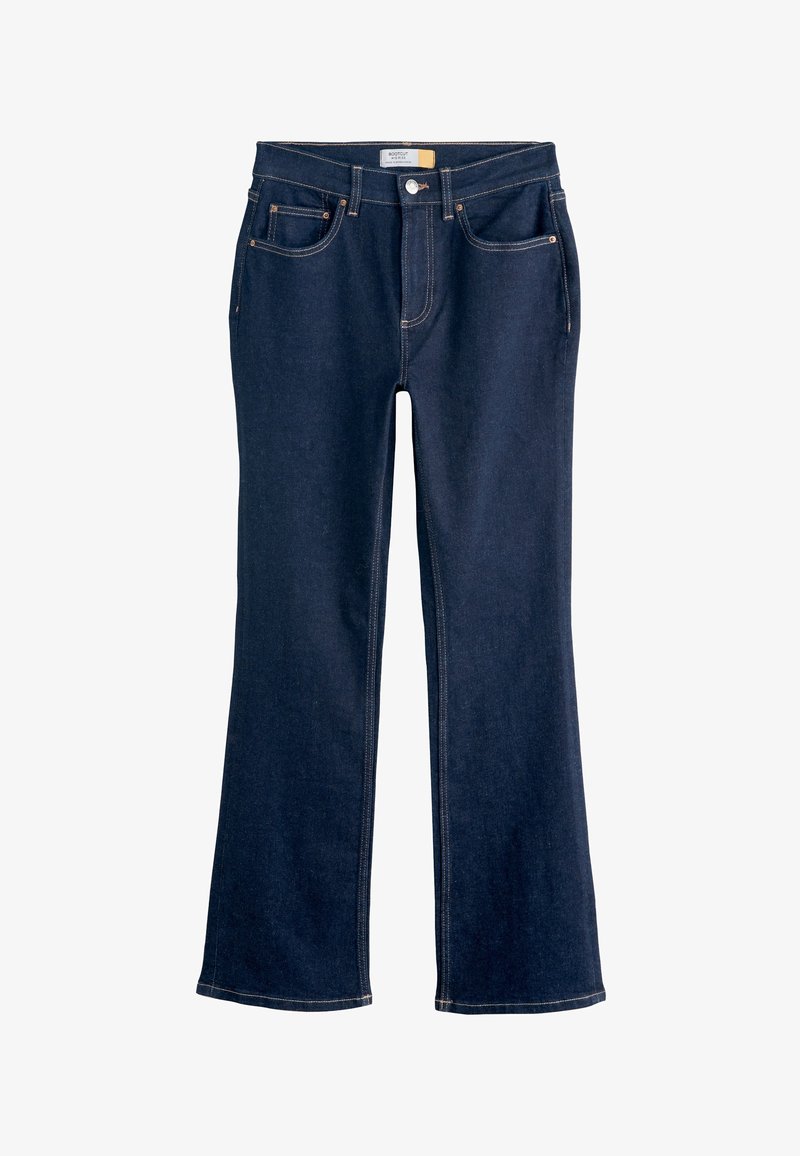 Mørkeblå bootcut-jeans med forlommer, knaplukning, bæltestropper og synlige syninger på en hvid baggrund.