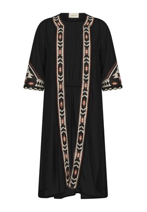 Sort knælængde kjole med 3/4 ærmer, med geometrisk mønsterkant i rust, hvid og sort langs front- og ærmekanterne.