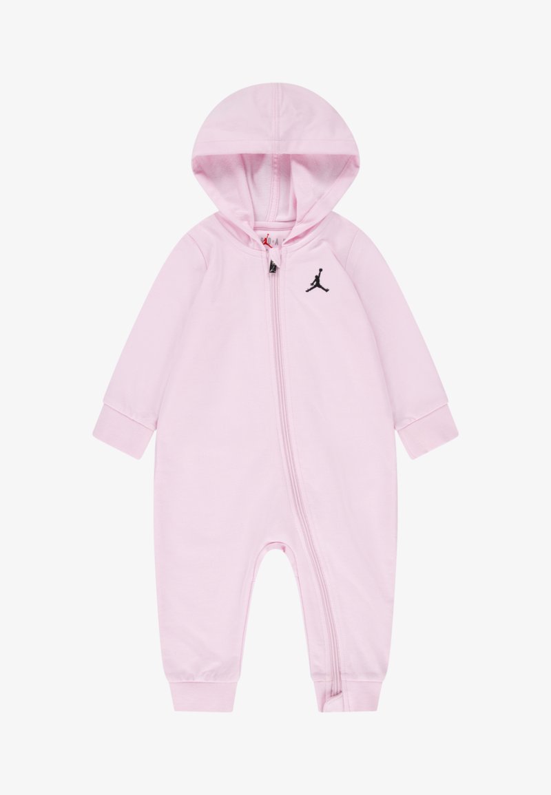 Ružový overal s kapucňou vyrobený z mäkkej látky, so zipsom na celej dĺžke, ribbed manžetami a čiernym logom na hrudníku.