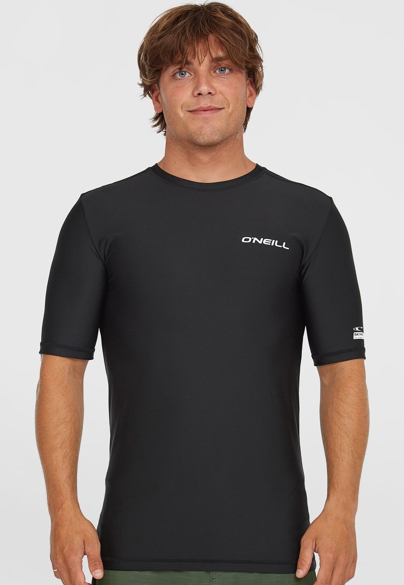 Svart rashguard med kort ärm, tillverkad av elastiskt material, med rund halsringning och vit logotyp på bröstet och ärmen.