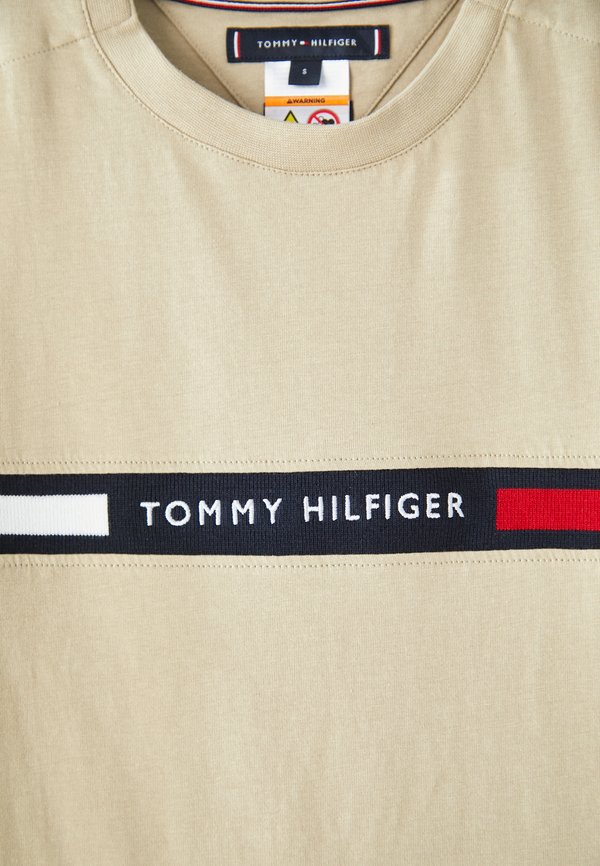 CHEST INSERT TEE - Print T-shirt - sandalwood4