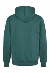 Kapucnis pulóver sötét téglás színű anyagból, sima textúrával, elülső zsebekkel és bordázott mandzsettákkal és aljjal. Nincsenek látható logók vagy minták.