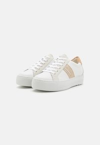 Sneaker in pelle bianca con dettagli in suede beige, lacci bianchi piatti, suola in gomma rialzata e un effetto lucido testurizzato sui lati.